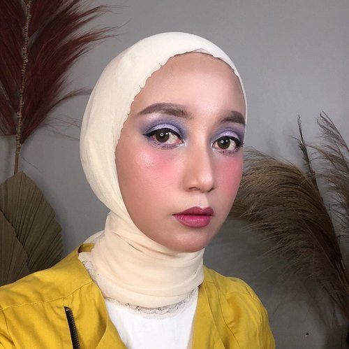SHOCK⠀⠀Hahahaha agak shock liat muka sendiri 😂. Mencoba sesuatu yang baru emang selalu mengasyikan.⠀⠀Coba tebak apa yang berbeda dengan look aku yang biasanya?⠀⠀#clozetteid #makeupnyabundawian #hijabstyle #makeupoftheday #makeupenthusiast #fashionenthusiast