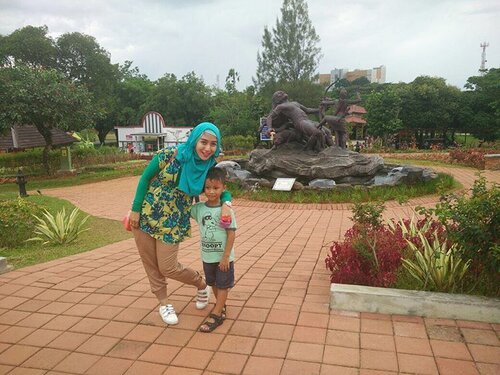 Anak ini memang beda. Paling nggak bisa diem, paling ekstrim kalau bertindak, paling sering bikin bunda papanya naik darah, tapi sayaaaanggg banget sama bundanya 😘
.
#thehermawansjourney #motherhood #parenthood #momblogger #lifestyleblogger #bloggerindonesia #hijabootdindo #happyholiday #clozetteid