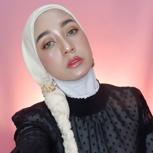 Yuhuuu kali ini aku ikut korean peach summer make up look collaboration bareng @amigalgang ⁣Ada yang ngeh gak sih di make up kali ini ada yang beda? Aku coba  bikin alis yang kek orang korea. Tapi kayaknya masih kurang tipis dan rata ya?Trus eye liner juga gak aku bikin full supaya enggak terlalu belo matanya. Eyelash juga aku pakein yang super tipis.⁣Agak di luar zona nyaman aku dalam bermake up nih. But i loovee the result 🥰⁣#momoftwokrucils #wianmainbrush #clozetteid #makeupenthusiast #makeupoftheday #amigalgang #amigalgangmakeupcollaboration