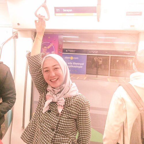 Akhirnya nyoba naik MRT dong!!!!⠀⠀Hahaha. Bukan sombong, tapi bangga!Iya lah bangga banget Jakarta bisa punya MRT kayak gini.⠀⠀Pertama kali masuk ke dalam stasiun dan setiap langkah kaki menyusuri stasiun menuju MRT, asli berasa falsh back waktu geret-geret koper dan lari-larian di stasiun Jepang kemarin.⠀⠀Entah karena enggak bisa move on atau gimana. Pun saat di dalam MRTnya. Otak dan hati berasa di perjalanan menuju suatu tempat di Jepang. 😍😍⠀⠀So far, masih bersih stasiun dan MRTnya. Semoga bisa terjaga terus ya..⠀⠀Kalian udah nyoba naik MRT belum?..#mrtjakarta #naikmrt #lifestyleblogger #clozetteid #officelook