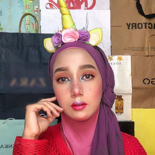 UNICORN?????⠀⠀#wianmainbrush kali ini coba bikin make up ala unicorn. Untung ada bando unicornnya krucil besar. Jadi mirip lah ya? Iya kan? *maksa* hahahaha.⠀⠀Btw, hari ini kalian nyiapin menu buka puasa apa? Aku mau nyoba bikin pie susu nih. Semoga berhasil ya.⠀⠀#clozetteid #makeupnyabundawian #makeupenthusiast #momblogger #lifestyblogger #belajarmakeup #unicornmakeuplook