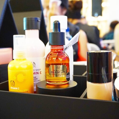 @thebodyshopindo signature facial oil "Oils of Life"
.
.
.
#thebodyshop #thebodyshopid #junglebells #jingleinthejungle #clozetteidxtbs #clozetteid #clozetteambassador #wonderfullyn #lynebeauty #beautyclass #beautybloggerindonesia #bblogger #beautybloggerid #skincare #faceoil