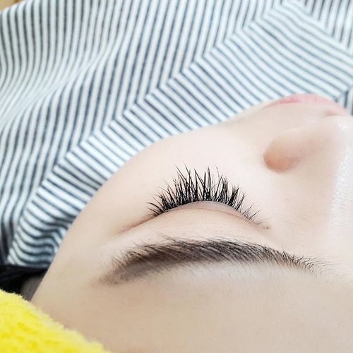My very first eyelash extensions by @sulamalis_wonderfullymade
I request the natural one for daily so I don't to use fake eyelashes everyday 💕 .
.
.
.
#eyelashextensions #eyelashes #eyelashextensionjakarta #lynebeauty #wonderfullyn #clozetteid #lyne #natural #lashextension #fdbeauty #makeupjunkie #beautybloggerindonesia