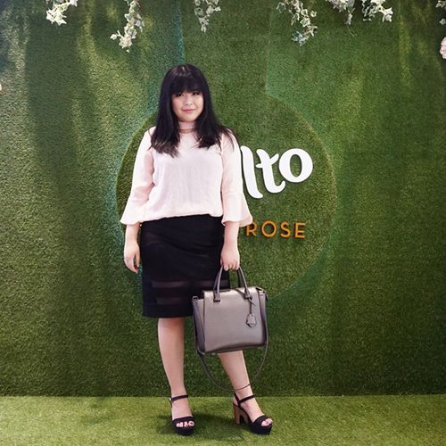 I'm at @sephoraidn for @moltoindonesia Molto Eau de Parfum Luxury Rose launching event
The newest luxury perfume with the Molto Finest French Rose that made from 7 variants of finest French rose from hybrid process that can only grow in the South France .
.
.
#Roseforalady #launching #sephoraidn #eaudeparfum #france #rose #luxury #beautyinfluencer #wonderfullyn #lynebeauty #clozetteid #fragrance