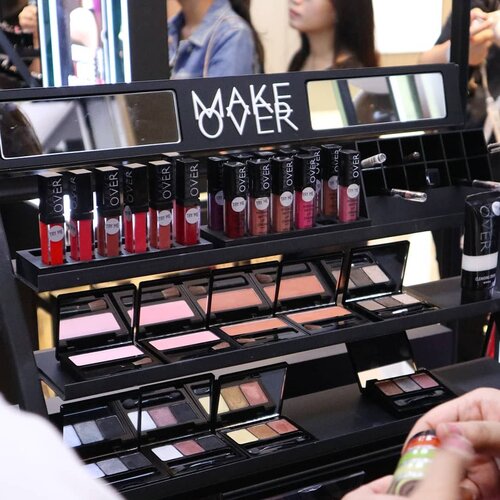 Officially opened! @makeoverid Store yang terletak di #PIKAVENUEKamu bisa mencoba berbagai macam produk MAKE OVER disana secara langsung!Mulai dari Intense Matte Lip Cream, Eyeshadow Palette, Foundation hingga produk-produk terbarunya juga lengkapLokasi Store-nya juga mudah banget, terletak di lantai 1 seberang Hush PuppiesLet's go shopping beauties! 💕.....@clozetteid #MAKEOVERSTORE #MAKEOVERID #MAKEOVERGRANDOPENING #clozetteid #wonderfullyn #lynebeauty #indobeautygram #makeover #grandopening #beautyenthusiast