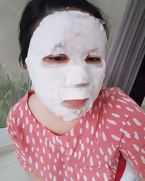 Another innovation from K-beauty world "Deep Cleansing Mask" from Mizon Cosmetics @elsyoungid
So this is not an ordinary sheet mask because this mask create a lotttt of bubble to clean your face from any waste, you use it before using your skincare and after you removed your makeup
Nothing different when you apply this mask but after 2 minutes the bubbles show up and after more than 5 minutes your face will be full of bubbles 💆
#lynebeauty #wonderfullyn #koreancosmetics #kbeauty #mizoncosmetics #skincare #beautybloggerid #bblogger #beautyblogger #FDbeauty #ClozetteID #skincareaddicted #skinroutine #new