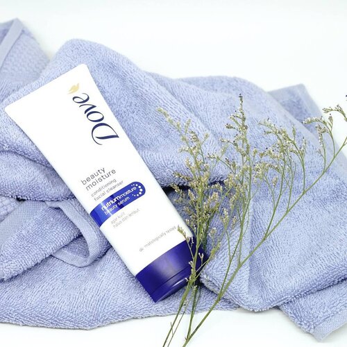 Kali ini aku mau share short review menggunakan Dove Beauty Moisture Conditioning Facial Cleanser yang ada di dalam @clozetteid Diversi 3 Beauty Box
Jujur aku suka produk-produknya Dove karena aromanya yang mild dan lembut dan excited nyobainnya
Aku suka facial cleanser ini nggak membuat wajahku menjadi kering malah jadi tetap moist dan juga berasa wajah lebih lembut
.
.
.
.
#DoveIDN #WajahMuIstimewa #DoveXClozetteDiversi3 #ClozetteIDReview #ClozetteID #clozetteambassador #lynebeauty #wonderfullyn #dove #facialfoam #beautyblogger #skincare