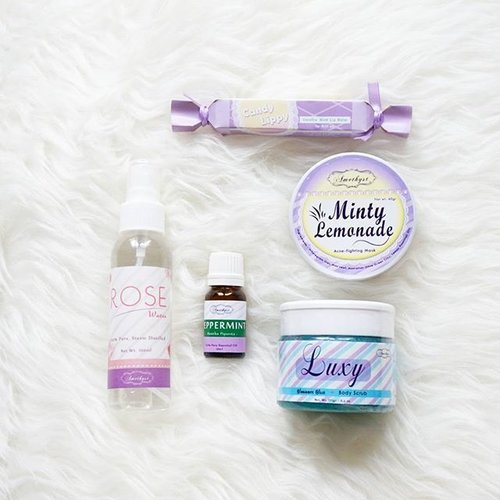 Arrived a few days ago, natural handmade cosmetics package from @amethyst.id 
They asked me to choose which products that I would love to try after I choose I realezed that almost all of them are in mint 🍃
Which one that I must try first? 😞😄
#lynebeauty #beautybloggerid #handmadecosmetics #naturalcosmetics #ClozetteID #natural #naturalmask #mintjunkie #mintaddicted #beautyblogger #wonderfullyn #bblogger #lipbalm #bodyscrub #essentialoil #peppermint