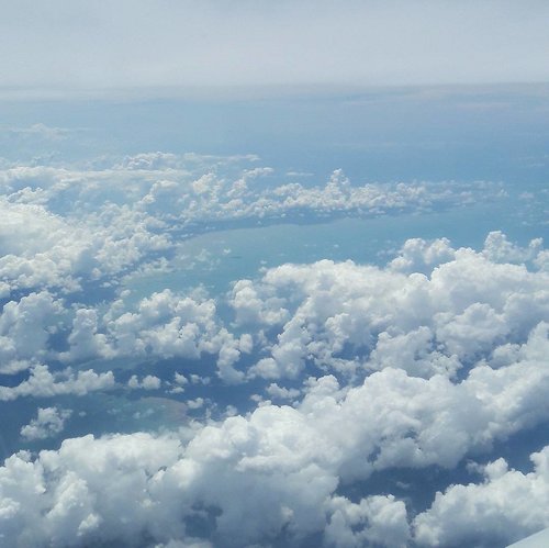 Between the clouds ☁☁☁....#lyne #wonderfullyn #clozetteid #clozetteambassador #clouds #singapore #lynetraveldiary #wonderfullyngetaway
