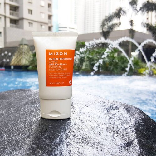 My daily essential for protect my skin 🌞
MIZON UV Sun Protector SPF 50+ PA+++
The best non-greasy sun cream that I ever used 😚
Available at @elsyoungid .
.
#suncream #sunblock #mizon #clozetteid #beautyblogger #ClozetteAmbassador #bblogger #beautybloggerindonesia #sunprotection #lynebeauty #lynedaily #wonderfullyn cosmetics #뷰티블로거 #뷰티 #뷰티크리에이터 #fdbeauty #뷰티  #블로거 #미샤 #리뷰 #핸드크림 #귀엽다 #화장품 #스타그램 #뷰티스타그램