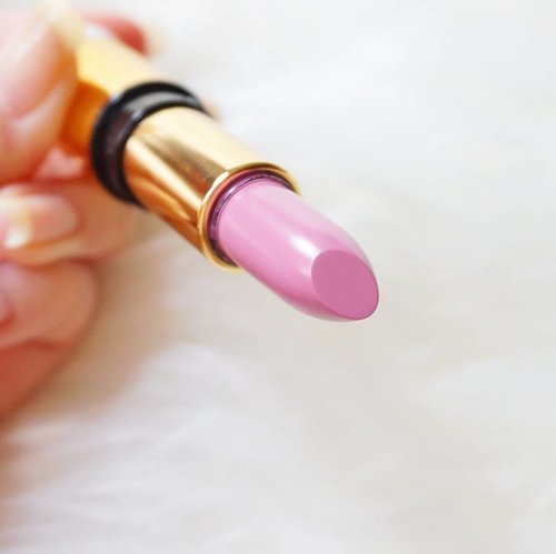 My oh so lovely Mystery Pink 💄♡
This super creamy lipstick from @vovmakeupid always make me feel so happy 
Full review on blog *link on my bio*
#lipstick #pinklips #pinklipstick #vovmakeupid #vovindonesia #lipcolor #kbeauty #koreacosmetics #clozetteid #clozetteambassador #wonderfullyn #lynebeauty #fdbeauty #beautybloggerindonesia #bblogger #beautyblogger #lavenderpink #cosmetics #뷰티블로거 #뷰티 #뷰티크리에이터 #뷰티  #블로거 #미샤 #리뷰 #핸드크림 #귀엽다 #화장품 #스타그램 #뷰티스타그램 #립스틱