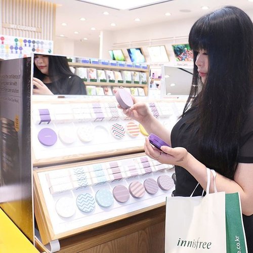 The cushion cases which is had pretty & cute designs makes me think a lot which one that I should choose yesterday at @innisfreeindonesia Pre-Grand Opening Shopping Experience for Influencers

#mauinni 
#innisfreeindonesia 
#innistagram
.
.
.
.
#beautybloggerindonesia #bblogger #beautyinfluencer #beautycreator #clozetteid #clozetteambassador #innisfreevr #influencer #fdbeauty #lynebeauty #lynekbeauty #wonderfullyn #뷰티 #뷰티크리에이터 #뷰티블로거 #핑크립스틱 #매트 #셀카 #립스틱  #메이크업아티스트 #스트릿스타일 #패션블로거