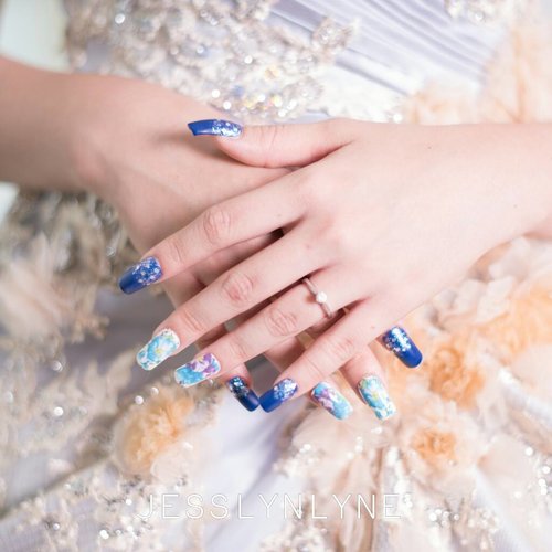 One of my work during holiday 💅
Blue flowery nails for prewedding photoshoot
Nail artist : me 👧
MUA : @theresiafeegymua 
Dress : @erinlabaron 
Photographer : @nixontewira .
.
.
.
#madebylyne #lynenails #nailart #wonderfullyn #nailartist #lynebeauty #clozetteid #photoshoot #weddingnails #blue #matte #essie #opi #chanelnails #mattenails #bloggerceriaid