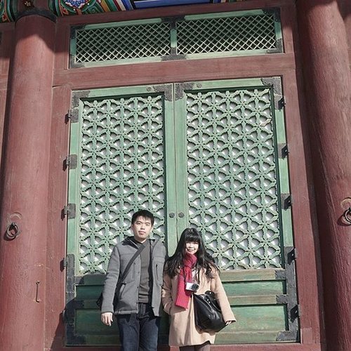 Sipit couple 💑💑💑
.
.
.
.
#throwback #gyeongbokgung #gyeongbokgungpalace #seoul #lynegoestokorea #wonderfullyngetaway #lyne #wonderfullyn #clozetteid