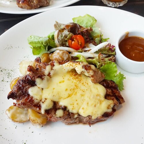 Today lunch menu : New York style sirloin steak with mozarella cheese 🐮#clozetteid #sirloinsteak #lunch #brunch #nystyle #bandung #kulinerbandung #lyne #lunchmenu #wonderfullyn #lyne