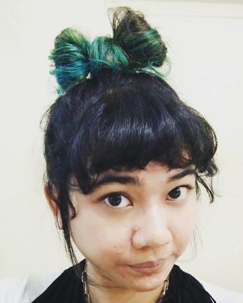 Makin' a bow with my hair without using mirror nor bobby pins. Messsyyy! 😂😂😅😅 .
.
.
#hair #clozetteID #hairbow #tealhair #greenhair #ombrehair #fotd #hairoftheday