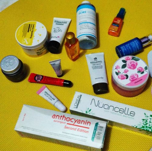When girls #sleepover, this is some stuff we put inside our bags.. Can you identify the products?.. :’3 .
.
.
#koreanskincare #skincare #beauty #beautyblogger #secretkey #blogger #clozetter #clozette #clozetteid #hairdye #nuancelle #produkkorea #skincarekorea #loreal #lorealnuancelle