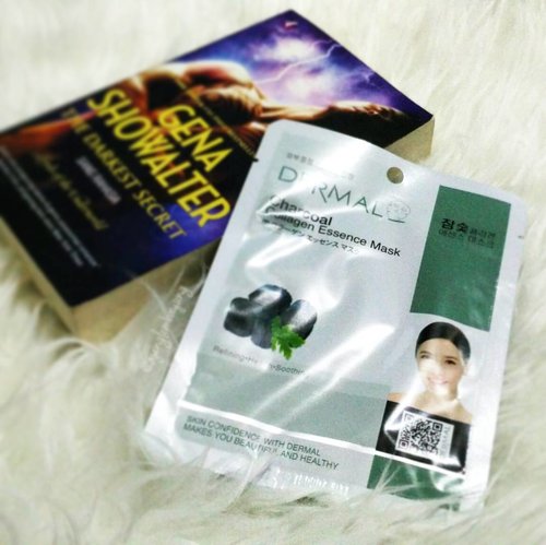 One of my night routine, put #sheetmask on my face before sleeping. I'm using #DermalKorea #Charcoal Collagen Essence Mask. The package cover was written refining, soothing, and health. 
Well, many skin care products are using charcoal because it was said it's good to deep clean your skin and fight acne. The mask has just arrived last week from Korea, and I'm so excited to try each of them.

And let's read #GenaShowalter while masking!
------------------------------------------------------------ Nyobain masker Dermal yang baru datang minggu kemarin, kali ini nyobain masker yang Charcoal karena kulitnya jerawatan. Charcoal alias karbon/arang ini bagus untuk membersihkan kulit dan melawan jerawat. .
.
.
#masker #maskerwajah #skincare #koreanskincare #clozetteID #clozette #beauty #blogger #beautyblogger #koreanmask #koreanproduct #facemask #activatedcharcoal #charcoalmask