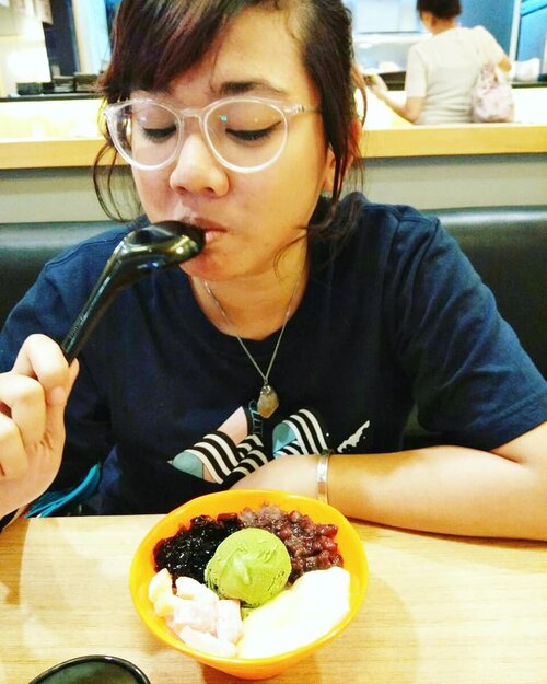 Remembering the time when I could eat without worrying about my acid flux. Hormonal jebol, yes. I ate like pig and looks like it. Bulat.

But half of those empty plate is FITNAH KEJIIIII dari @cmlestari. She's the one who ate THAT MUCH! And the dessert was hers, BUT she's cuma colek-colek and said, "this is too sweet, you finished it". Untung ku sayang sama om-om satu ini... .
.
.
#sushi #food #foodgasm #foodporn #dessert #torico #toricosushi #esgrim #icecream #icecreammatcha #sushiroll #sashimi #clozette #clozetteID #nomnomnom #blogger #foodblogger #lifestyle #AjengJajan #tasty #ocha #culinary #culiner #kuliner #japanesefood #kulinerjakarta 📷: @cmlestari