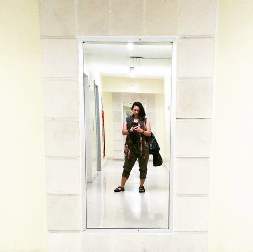 While waiting the elevator~ . .
.
.
#nemukaca #ootd #ootdindo #clozetteID #clozette #mırrorselfie #selfie
