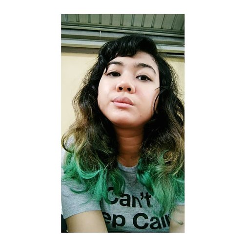 Ya? Ada yang bisa dibanting?PS: I miss my green hair ...#fotd #faceoftheday #greenhair #turquoise#greenhairdontcare #mood #instamood #beauty #clozetteid #clozette #fashion #hair #colorhair #haircolor #anthocyanin