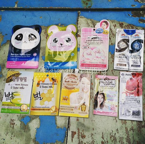 Shop some Thailand skincare when @lindaleenk went there. Some eye mask, cream, and serum in sachet size with some weird ingredients.

Karena bentuk dan kemasannya lucu-lucu, mau pake kok ya eman-emaaan... .
.
.
#thailandskincare #skincare #clozetteID #blogger #masker #eyemask #facemask #serum #faceserum