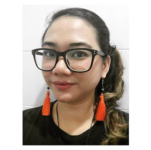 New #tasselearrings, just made them last nite. A pair of bright #orange #tassel made with black ceko #crystal. 
And (not-so) new minus #glasses, just got them before Eid from @kacamatalighthouse. Finally I have a pair of proper glasses. Haha

#clozette #clozetter #clozetteID #motd #fotd #earrings #handmade #crafting