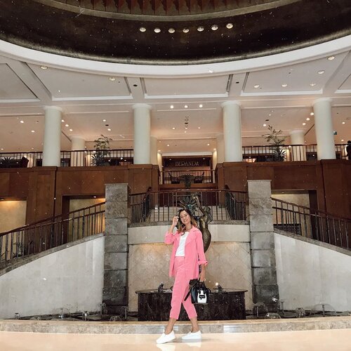 ..Besok udah Senin lagi ya ...For all mommy sekecil apapun me time nya enjoy every minute of our happiness.. btw lagi cobain filter baru bagus gak guys ?!?..Set blazer @berrybenka Shoes @zaloraid Bag @celine.lifestyleblogger #lifestyle #mominfluencer #momlife #ootd #lookoftheday #fashion #love #clozetteid #whatiworetoday #ootdshare #outfit #clothes #mylook #fashionista #todayimwearing #instastyle #instafashion #outfitpost #fashionpost #todaysoutfit #fashiondiaries #fff #likeforlike #newyear #makeup #glowing #blazzer #berrybenka