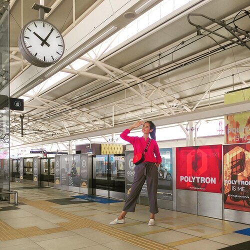 Beberapa kali naik MRT lama-lama jadi ketagihan dibanding harus bawa mobil dan tentu aja cost nya menurut saya lebih low karena gak perlu bayar parkir dan bensin *curhatanemak2 .
.
Bangga jakarta punya MRT yang melepaskan saya dari rutinitas kemacetan .
.
.
Kalau kalian seneng naik publik transportasi gak ?!? Atasan : @zaloraid 
Bawahan : @zaloraid 
Tas : #gevenchy
Shoes : @zara .
lifestyleblogger #lifestyle #mominfluencer #momlife #makeup#ootd#lookoftheday#fashion#fstyle#love#outfit#clothes#wiw#mylook#fashionista#todayimwearing#instastyle#instafashion#outfitpost#fashionpost#todaysoutfit#fashiondiaries #clozetteid #fff #likeforlike