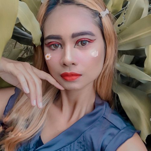 ..Like wildflowers ...You must allow yourself to grow in all the place people thought you never would ...E.V ....(Ternyata sulit buat face paint rapih ketika punya anak ) ....#lifestyle #mominfluencer #momlife #beautybloggerindonesia #jakartabeautyblogger #indobeautysquad #beautyblogger #lookoftheday #fashion #love #clozetteid #whatiworetoday #mylook #fashionista #instastyle #instafashion #makeuppost #fff #likeforlike #beautybloggerindonesia #WAH #Stayhome #beautybloggers #makeup #facepaint #sunflower