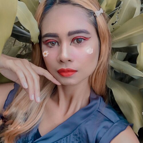 ..Like wildflowers ...You must allow yourself to grow in all the place people thought you never would ...E.V ....(Ternyata sulit buat face paint rapih ketika punya anak ) ....#lifestyle #mominfluencer #momlife #beautybloggerindonesia #jakartabeautyblogger #indobeautysquad #beautyblogger #lookoftheday #fashion #love #clozetteid #whatiworetoday #mylook #fashionista #instastyle #instafashion #makeuppost #fff #likeforlike #beautybloggerindonesia #WAH #Stayhome #beautybloggers #makeup #facepaint #sunflower