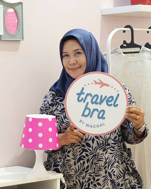 Touchdown @aeonstore_id mengikuti talkshow seputar travel bra. Girls, Wacoal mengeluarkan Travel Bra yang cucok banget untuk kita yang suka traveling, karena travel bra ini bisa digulung tanpa merusak cup nya. So, tinggal roll..pack..and go....Btw..di event ini hadir juga Instagramer keceh @titantyra dan @febbyrastanty  yang sharing pengalaman traveling mereka  dan bra yang seperti apa yang simpel dibawa menurut mereka.#wacoaltravelbra#spacesaver#clozetteid#lifestyleblogger#travelbeautyid @wacoal_id