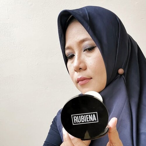 Akhir-akhir ini karena cukup sibuk (cieeee) dan lebih banyak mengikuti kegiatan diluar ruangan saya memutuskan untuk pakai make up simpel aja. Cuma pakai essence, pelembab, dan Rubiena Powder Foundation. Kerja diluar ruangan kalau tetap mau dandan ya harus praktis, makanya nggak pakai foundation biar nggak kelamaan melukis wajah 😁..Saya pilih Rubiena Powder Foundation, karena formulanya ringan. Biasa kalau pakai foundation terpisah di muka suka kayak ngerasa tebal dan berat, pakai Rubiena Powder Foundation ringan-ringan aja. Selain itu hasil akhirnya matte, nggak bikin berminyak karena justru mampu mengontrol kelebihan minyak di wajah. Meski matte di muka tetap bikin lembab. Ini karena Rubiena Powder Foundation memiliki kandungan Chamomile dan Tea Tree Extract untuk melembabkan kulit dan sebagai antioksidan...Rubiena Powder Foundation memiliki 3 tone warna yang bisa disesuaikan dengan warna kulit. Saya cocok dengan tone yang 02 (Neutral-medium light skin tone with yellow undertone) yang hasilnya natural...Rubiena Beauty bersertifikasi halal dan sudah terdaftar di BPOM. Jadi jangan khawatir mengenai kehalalannya, aman digunakan, tidak menggunakan bahan yang mengandung hewani, tidak ada kandungan alkoholnya, yang pasti cruelty free...Well, lebih jelasnya berikut keunggulan Rubiena Powder Foundation:Terdapat kandungan chamomile, untuk melembabkan kulitMengandung SPF 15, untuk melindungi kulit wajah dari paparan sinar matahariMenggunakan tea tree oil yang bekerja sebagai anti-bacterial dan anti-oksidan yang dapat mencegah timbulnya jerawat dan penuaan diniFormula non-comedogenic, yang tidak menyumbat pori-poriOverall Rubiena Powder Foundation ini cocok banget buat kalian yang memiliki jenis kulit cenderung berminyak atau kombinasi dan pengen hasil akhir natural. Bisa untuk make up tipis-tipis atau heavy makeup sekalipun.@rubienabeauty#powderfoundation#rubienapowderfoundation#rubienabeauty#rubiena#huwaeinova5t#clozetteid