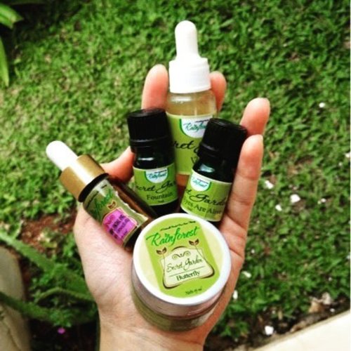 @clozetteid #COTW #ClozetteID #BeautyAtHeritage Rangkaian produk asli 100% buatan Indonesia, yaitu Rainforest Herbal Facial Oil dan Rangkaian Secret Garden. Bikin kulit lebih lembab, aroma rempah" yg khas dan wangi alami.
