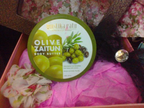 I have a Smooth skin from body butter olive oil mustika ratu, not to expensive, just feel it ! 
