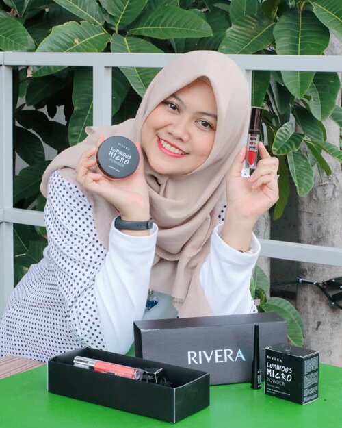 Koleksi makeup ku dari @RiveraCosmetics nih, seneng banget dapat kesempatan untuk cobain beberapa produk barunya yaitu : ❤ Luminous Micro Powder❤ Gotta Be Matte Lip Cream❤ Matic Eyebrow Grey❤ Moisture Glow Lipgloss❤ Bold Intense Liquid Liner Slim BrushDan diantara semuanya produk yang paling jadi favoritku yaitu Luminous Micro Powder dan Gotta Be Matte Lip Cream.Bedak tabur ini cocok banget dikulitku gak menimbulkan komedo dan mampu mengontrol minyak wajah, dengan Micronized powder sehingga memberikan hasil yang halus danmenyamarkan garis halus dan pori-pori wajah, formulanya ringan banget. Dan untuk Gotta Be Matte Lip Cream nya aku sendiri gak nyangka ternyata cocok jg pakai shade merah begini, selain emang suka dengan teksturnya karena mengandung Color Binding Pigment yang memberikan hasil akhir yang matte, intens yang tahan lama Mengandung bahan dengan Soft Focus Effect sehingga mampu menyamarkan garis-garis dan kerutan pada bibir sehingga bibir terasa nyaman dan cantik alami. Diformulasikan dengan Collagen sebagai stimula produksi collagen alami.#SELFIEADDICTPOWDER#LiveLifeEmpowered #Clozetteid #RiveraXClozetteIdReview