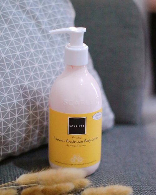 Jatuh cinta sama aroma body lotion dari @scarlett_whitening varian Freshy ini!Wanginya seger banget, cuma pakai body lotion ini aja serasa pakai parfum mewah dong. Selain wangi, tentunya produk body lotion Scarlett tuh udah terbukti mantul banget hasilnya di kulitku.Kulit jadi makin cerah merata lho setelah pemakaian rutin semua produk body care dari Scarlett.Nah yang penasaran sama si kuning cerah ceria varian Freshy ini, aku udah  review lengkap di blog ya!http://www.ulasancantik.com/review-scarlett-body-lotion-freshy-wanginya-bikin-aku-makin-rajin-pakai-lotion/..#bodylotionscarlett #bodylotionscarlettwhitening #freshy #scarlett #review #reviewbodylotion #ulasancantik #clozetteid