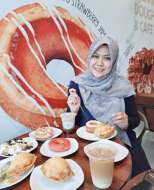 Uniiiiik banget sensasinmakan donut di @dokrezzz tuh!

Bayangin aja donat yang mpuk dan super pluffy tapi luarnya gariiiiing banget krispy kriuk-kriuk gitu pas digigit. Terus ada banyak pilihan varian rasa juga mulai dari yang signature crispy, coklat, matcha, red velvet, yang rasa asin juga lih kaya egg mayo, baso ayam, sampai yang paling unik ada crispy doughnut boba yang kekinian juga. Kenikmatan hqq deh pokoknya.

Jadi nih hari ini aku baru aja datang ke grand opening store terbarunya @dokrezzz Premium Taiwan Crispy Doughnut yang lokasinya di Blok M, dan aku yobain berbagai varian donatnya yang ena ena banget. Selain donat gak ketinggalan ada minuman juga seperti cappucino, matcha latte, cohocolate, dll.. Para bucin donat wajib cobain!
.
.
#dokrezzzopening #doughnuts
#taiwancrispydoughnut #kulinerhits #kulinerjkt #jajanenak #foodlover #foodblogger #ClozetteId #yesieat