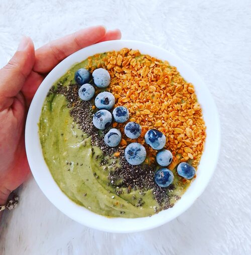 TGIF 🥰🥰🥰
.
Sarapan apa hari ini? Ada rekomendasi ide sarapan menariquee nih, bikinnyi gimpiiing bingiiit liih 😄

Banana Avocado Smoothie Bowl

Bahan :
3 buah pisang beku
1 buah alpukat
1 bungkus Greek yoghurt, aku pake yoghurtnya @heavenlyblushgreek 
1 sdm madu
Topping :
Blueberry beku, sesuai selera
Granola, pake granola dari @granolabmuesli 
1/2 sdt Chia seed

Cara membuat :
1. Bekuin dulu pisangnya dari semalam ya di freezer, jangan lupa dipotong-potong dulu sebelum maauk freezer. Terus pagi-paginya bisa langsung dipakai deh.
2. Siapin food processor, atau pakai blender juga bisa. Masukan pisang beku, tambahkan daging alpukat, greek yoghurt, dan madu ke dalam blender. Lalu blend sampai halus, teksturenya jadi mirip es krim lembuuuut.
3. Tuang ke dalam mangkuk, lalu beri topping bluberry, granola dan chia sheed sesuai selera. Toppingnya bisa apa aja, mau di tambahin kacang almond juga oke, atau tambahin lagi potongan pisang juga makin mantul.

Selamat mencoba!
.
#smoothiesbowl #smoothies
#breakfast #healthybreakfast #healthylifestyle #superfood #ClozetteId #foodstagram #foodblogger #foodlovers #resepsmoothies #berbagiresep #shareresep #doyanmasak #yesieat