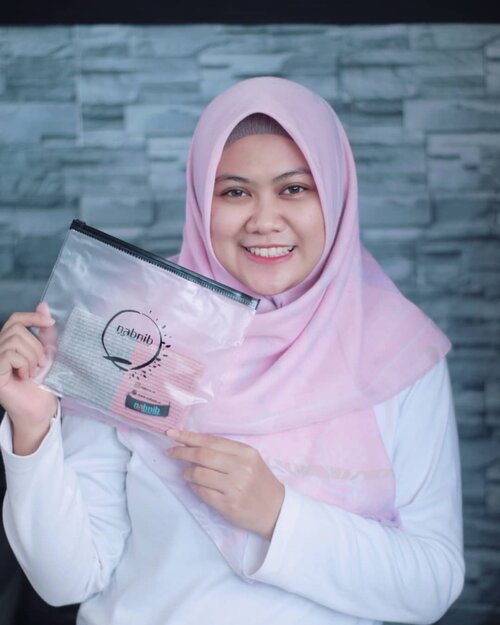 Inner Hijab Premium NABNIB 2 in 1Aku lagi suka banget nih pakai Inner Hijab dari @nabnib.idInner hijab ini tuh bahannya menggunakan rajut premium dengan kombinasi 2 warna yang bisa dipadu padankan dengan hijab / jilbab yang kita gunakan. Beneran deh bahannya premium, super nyaman, adem banget saat dipakai. Ukurannya pas di kepala, jadinya anti pusing. Kusuka karena pilihan warnanya juga banyak.Oh iya temen-temen yang mau coba juga, FREE pouch cantik lho setiap pembelian 3 pcs!..#nabnib #innerhijab #innerrajut #innerhijabrajut #clozetteid #review #hijab