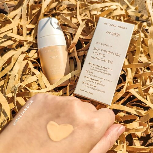 MULTIPURPOSE TINTED SUNSCREENProduk terbaru hasil kolaborasi @blpbeauty & @avoskinbeauty.Yang satu terkenal dengan produk makeup dan satunya dengan produk skincare. Hasilnya? Tentu tidak akan mengecewakan. Kenapa disebut multipurpose? Karena selain untuk protect kulit dari paparan sinar matahari (SPF 50/PA++++) MTS juga mengandung banyak "hero ingredients" seperti Niacinamide, Allantoin, Caffeine, Centella Asiatica, Vegan Squalane Oil, Salicylic Acid. Jadi MTS bisa mencerahkan, menghidrasi, anti aging, anti inflammatory, acne care, dan antioksidan tentunya. Wait, yang paling spesial tentunya karena MTS adalah tinted sunscreen yang artinya kita tidak perlu khawatir akan whitecast malah kulit instantly terlihat segar. Tersedia dalam 5 shades (Light, Beige, Medium, Honey, Sand). Aku memakai shade Light. Tekstur ringan, cepat meresap, sama sekali tidak membuat kulit berminyak. Coverage tentu sheer ya. Aku suggest menggunakan Face Powder BLP on top of it to achieve healthy & poreless looking skin. Please swipe untuk melihat perbandingan tekstur Face Base, Face Concealer, MTS & Cover Cushion. Harga:Rp 189.000 (30gr) Rp 59.000 (5gr) Launching date : 26 April 2021P. S: Sangat disarankan untuk membeli bila sunscreen-mu sudah mau habis atau sedang mencari sunscreen baru karena begitu coba MTS, akan sangat susah berpaling lagi ☺. . #BLPxAvoskin#BeInTheMoment #melpinkpalette #ClozetteID