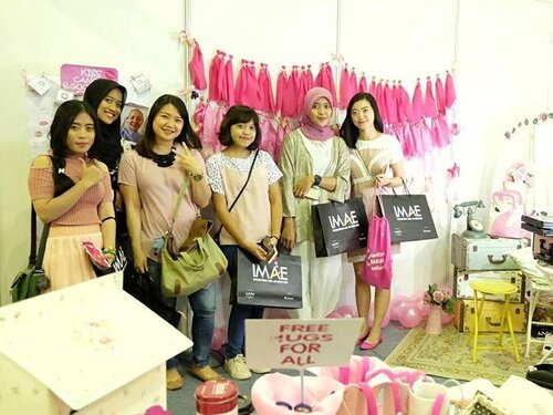 Booth yang langsung menarik perhatianku pas lewat karena serba PINK.
Pas banget karena anak #LBP2 juga dresscodenya pink kemarin.

Setelah mampir, kita jadi tau klo ini adalah booth @pinkshimmerinc yang merupakan komunitas para survivor dan juga punya misi  membangun breast cancer awareness sejak dini.

Gak perlu waktu lama untuk menyentuh hati kita semua karena ternyata 2 wanita cantik kemarin yang ada di booth ini adalah SURVIVOR.
Aku sempet speechless dan cuma bisa memeluk mereka coz they are so STRONG.
God bless this community and everyone out there who is battling with any kind of health issue.

#IMAE2016 #bepink #pinkpower
#pinkshimmerinc #Breastcancer #kalahkankanker #mariSADARI
#clozetteid #LBP2