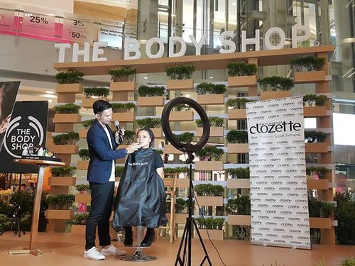 My favorite TBS make up artist, Mr Iman Pulungan is applying Instaglow CC Cream (one of MUST HAVE item) on model.It really gives instant glow to complexion like its name...@thebodyshopindo @clozetteid#cleanandbold #thebodyshopearthhour #tbsxclozetteid#clozetteid