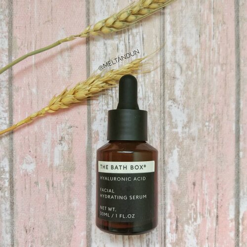 Kalau sebelumnya aku udah review serum yang aku pakai di pagi hari, ini adalah serum yang aku pakai di malam hari.Hyaluronic Acid - Facial Hydrating Serum dari @thebathbox .Kulitku itu oily combination tapi dehydrated. Jadi aku butuh banget serum ini karena bukan hanya mengandung HA namun juga Niacinamide, Crithmum Maritimum Extract, White Lupin Extract, Edelweiss Extract, & Brown Algae Extract yang dapat mengunci kelembaban pada kulit,  menjaga elastisitasnya dan juga mencerahkan.Kalau disuru membandingkan memang aku lebih suka serum ini dibanding Brassica.Teksturnya memang lebih kental tapi tetap cepat meresap & efeknya pun lebih nampol di kulitku ♥♥♥.Jujur aku bangga banget brand lokal bisa terus bereksperimen menghasilkan produk skincare yang sangat berkualitas dengan harga yang juga affordable. Jadi kalau kamu belum pernah mencoba produk TBB, you may try this one! BOMB!!..#MELpinkpalette #thebathbox #supportlocalbrand #supportlocalproduct#clozetteid #starclozetter