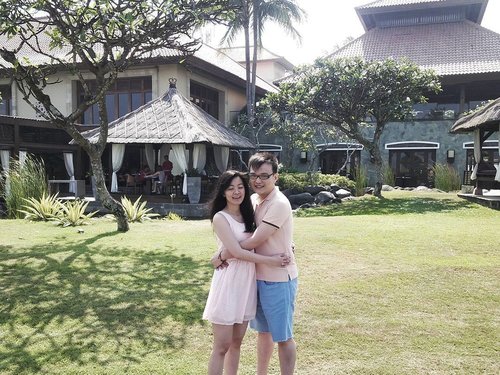 Aahh.. jadi begini rasanya dipeluk sama suami..
[Kira-kira begitu ungkapan ekspresi ku 😁] We might look ackward in this picture simply because it was our first picture as husband & wife on honeymoon at Pan Pacific Nirwana Bali.

We got married on 14 September 2014 and flew to Bali on the next day.
We spent our 2 nights at this beautiful resort.
It was a memorable stay of course that's why we would love to create other beautiful memories at @saripanpacificjakarta.

If 2 years ago, he surprised me with the honeymoon plan, hopefully this time is my chance to surprise him if I win
(Yes, he doesn't have IG account) 😁
.
It will be our precious moment, enjoying our quality time without worrying anything.
Just me, my husband and warm ambience of the hotel for sure.

Would you please grant my Valentine wish? ❤
.
#SariPanPacificJakarta