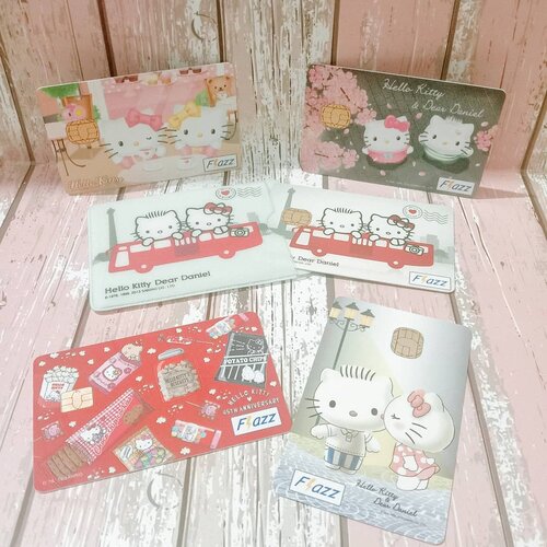 .Meskipun banyak yang menjual "stiker Flazz" tapi tentu lebih happy kalau beli Flazz edisi Hello Kitty yang resmi.Dulu aku beli hanya untuk koleksi tapi sejak banyak merchant yang bisa menerima pembayaran melalui Flazz, aku jadi makin happy.Aku masih inget ketika tahun 2012/2013 aku harus minta bantuan temen yang kerja di BCA untuk tanya stock and even get one for me. Karena limited edition banget especially di Medan, kota tempat tinggalku dulu. So I have to thank @vithlee @harhoyz ❤️.Lalu siapa yang sangka tahun 2015 aku malah bekerja di Sanrio Licensing Company jadi tau seluk beluk penerbitan kartu ini.Hello my hard working sisters @angel.jez @julia_kimdan 😘 .Sekarang malah pembeliannya lebih mudah lagi karena tersedia di beberapa e-commerce.I got mine from @bliblidotcom Tapi ada sedikit kesedihan karena kalau dulu #FlazzHelloKitty selalu di packing cantik & disertai gimmick yang berguna.Seperti edisi tahun 2013 dimana kita dapet cardholder setema dengan kartu yaitu Hello Kitty & Dear Daniel yang naik TransJakarta 🥰Kalau edisi 2019 jadi hanya kartu saja. That's why aku cuma beli 1 diantara 3 design. ....#SanrioIndonesia#HelloKittyIndonesia#hellokittylover#KittyandMel#Clozetteid