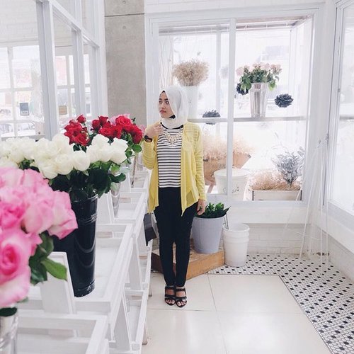 Being around flowers all the time makes me wish my house was just covered in them#clozetteID #ootdhijab