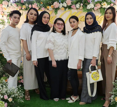 Congratulations @tynakannamirdad x @sascofficial on Truly ‘Mazing . Really love the color suits for every skin tone, every occasions, even for anter anak sekolah 😆...#iamtrulymazing #sascofficial #miradamayanti #clozetteid