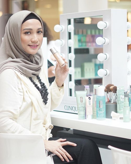 Have you try this latest foundation from @cliniqueindonesia ?
Well i finished my 5 days sample already, and i definitely love it ! The coverage is light to medium but you can build to full coverage by adding a little more..
Now it’s your turn to try this Beyond Perfecting Foundation gurls.. Just simply go to nearest @cliniqueindonesia counters and you can bring this 5 days sample’s home 😍
📷 @yennitanoyo
#miradamayanti #CliniqueID #CliniqueComplexion #BeyondPerfecting #ClozetteID #Clinique #beautyblogger #makeup #makeupjunkie