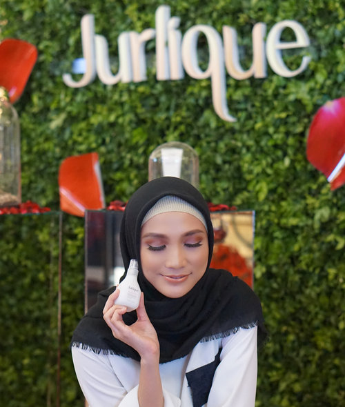 Welcoming Rose Collection and the new Hydrating Water Essence from @jurliqueidn . It’s super natural as it comes from rose essence 🌹🌹
Go get yours at @sephoraidn 📷 @fazkyazalicka 
#miradamayanti #JurliqueJoy #JurliqueIDN #Jurlique #SephoraID #beautyblogger #ClozetteID #skincare #natural #rose